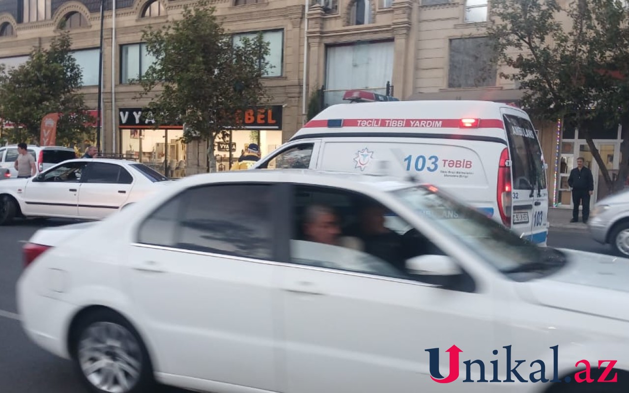 Gəncədə təcili yardım avtomobili qəzaya düşdü
